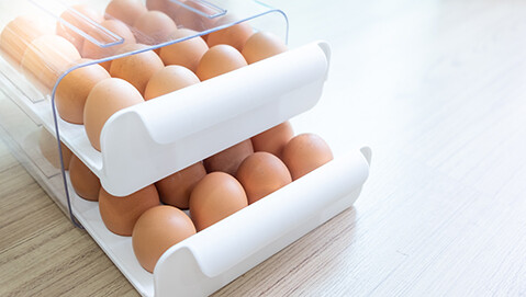 卵をケースに入れるイメージ